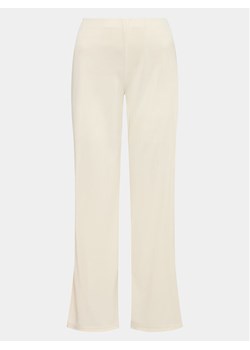 Gina Tricot Spodnie materiałowe Wide slit trousers 19421 Beżowy Regular Fit ze sklepu MODIVO w kategorii Spodnie damskie - zdjęcie 181191715