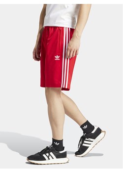 adidas Szorty sportowe adicolor Firebird IM9421 Czerwony Regular Fit ze sklepu MODIVO w kategorii Spodenki męskie - zdjęcie 181191856