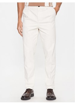 Guess Spodnie materiałowe M3YB28 WFIN3 Biały Slim Fit ze sklepu MODIVO w kategorii Spodnie męskie - zdjęcie 181192428
