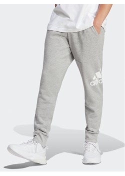 adidas Spodnie dresowe Essentials HA4345 Szary Regular Fit ze sklepu MODIVO w kategorii Spodnie męskie - zdjęcie 181192565
