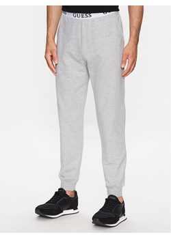 Guess Joggery U3YB00 KBS91 Szary Regular Fit ze sklepu MODIVO w kategorii Spodnie męskie - zdjęcie 181193235