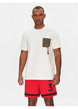 adidas T-Shirt Lens Elevated Pocket Graphic JJ3928 Biały Loose Fit ze sklepu MODIVO w kategorii T-shirty męskie - zdjęcie 181193365