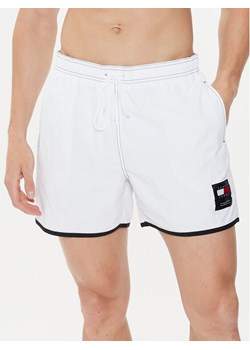 Tommy Hilfiger Szorty kąpielowe UM0UM03149 Biały Regular Fit ze sklepu MODIVO w kategorii Kąpielówki - zdjęcie 181194735