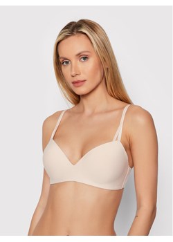 Calvin Klein Underwear Biustonosz bezfiszbinowy 000QF6017E Beżowy ze sklepu MODIVO w kategorii Biustonosze - zdjęcie 181195678