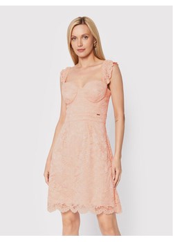Guess Sukienka koktajlowa W2YK70 KAQN0 Różowy Slim Fit ze sklepu MODIVO w kategorii Sukienki - zdjęcie 181195797