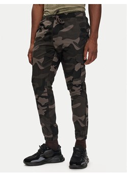 Brave Soul Joggery MTR-FINECAMOCRGR Zielony Slim Fit ze sklepu MODIVO w kategorii Spodnie męskie - zdjęcie 181196067