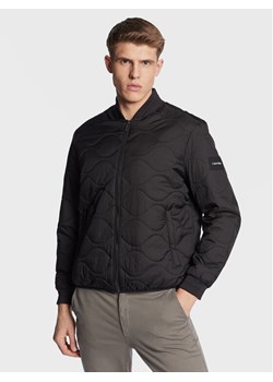 Calvin Klein Kurtka przejściowa Crinkle K10K110680 Czarny Regular Fit ze sklepu MODIVO w kategorii Kurtki męskie - zdjęcie 181196668