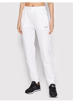 Calvin Klein Spodnie dresowe Micro Logo Essential K20K204424 Biały Regular Fit ze sklepu MODIVO w kategorii Spodnie damskie - zdjęcie 181197407