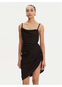 JACQUEMUS Sukienka koktajlowa 22E243DR106-1020 Czarny Regular Fit ze sklepu MODIVO w kategorii Sukienki - zdjęcie 181197866