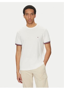 Tommy Hilfiger T-Shirt Global Stripe MW0MW38630 Biały Regular Fit ze sklepu MODIVO w kategorii T-shirty męskie - zdjęcie 181197895
