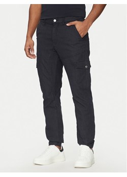 Guess Spodnie materiałowe M5RB54 WGXY1 Granatowy Slim Fit ze sklepu MODIVO w kategorii Spodnie męskie - zdjęcie 181197989