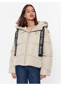 Calvin Klein Jeans Kurtka zimowa J20J221901 Beżowy Relaxed Fit ze sklepu MODIVO w kategorii Kurtki damskie - zdjęcie 181198549