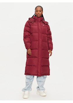 Tommy Jeans Kurtka puchowa Alaska DW0DW18860 Bordowy Regular Fit ze sklepu MODIVO w kategorii Kurtki damskie - zdjęcie 181198597