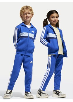adidas Dres Seasonal Essentials Tiberio 3-Stripes JC7488 Niebieski Regular Fit ze sklepu MODIVO w kategorii Dresy chłopięce - zdjęcie 181198849