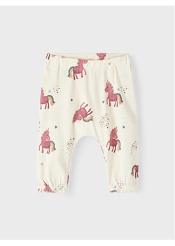 NAME IT Spodnie materiałowe 13212665 Écru Regular Fit ze sklepu MODIVO w kategorii Spodnie i półśpiochy - zdjęcie 181198916