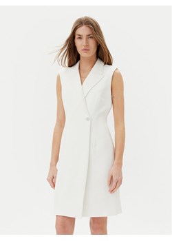 DKNY Sukienka koktajlowa DD5U1H66 Écru Slim Fit ze sklepu MODIVO w kategorii Sukienki - zdjęcie 181199958