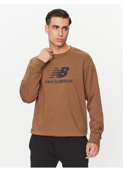 New Balance Bluza Essentials Stacked Logo French Terry Crewneck MT31538 Brązowy Regular Fit ze sklepu MODIVO w kategorii Bluzy męskie - zdjęcie 181200058