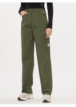Calvin Klein Jeans Spodnie materiałowe J20J221297 Zielony Straight Fit ze sklepu MODIVO w kategorii Spodnie damskie - zdjęcie 181200128