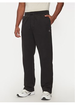 Calvin Klein Jeans Spodnie dresowe J30J326749 Czarny Regular Fit ze sklepu MODIVO w kategorii Spodnie męskie - zdjęcie 181200485