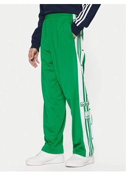 adidas Spodnie dresowe Adibreak JP3762 Zielony Regular Fit ze sklepu MODIVO w kategorii Spodnie męskie - zdjęcie 181200617