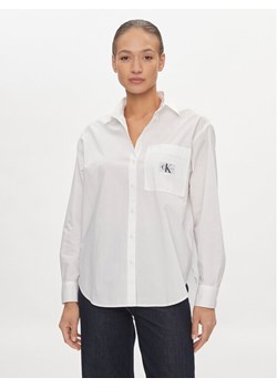 Calvin Klein Jeans Koszula J20J222610 Biały Relaxed Fit ze sklepu MODIVO w kategorii Koszule damskie - zdjęcie 181200708
