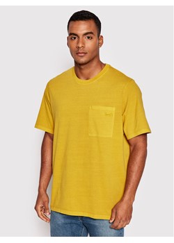 Levi's® T-Shirt Easy Pocket A3697-0001 Żółty Relaxed Fit ze sklepu MODIVO w kategorii T-shirty męskie - zdjęcie 181200899
