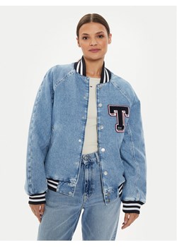 Tommy Jeans Kurtka jeansowa Letterman DW0DW18202 Niebieski Oversize ze sklepu MODIVO w kategorii Kurtki damskie - zdjęcie 181201189