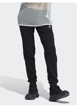 adidas Spodnie dresowe IA6457 Czarny Regular Fit ze sklepu MODIVO w kategorii Spodnie damskie - zdjęcie 181201217