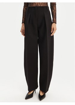 JACQUEMUS Spodnie materiałowe Le Pantalon Ovalo 24E241PA0791718 990 Czarny Regular Fit - id: 0000305444332 - marki Jacquemus - 181201295 JACQUEMUS Spodnie materiałowe Le Pantalon Ovalo 24E241PA0791718 990 Czarny Regular Fit ze sklepu MODIVO w kategorii Spodnie damskie - zdjęcie 181201295