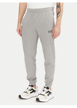 EA7 Emporio Armani Spodnie dresowe 8NPP66 PJVRZ 3905 Szary Slim Fit ze sklepu MODIVO w kategorii Spodnie męskie - zdjęcie 181201335