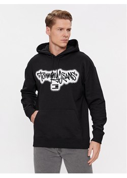 Tommy Jeans Bluza Spray Graffiti DM0DM18419 Czarny Relaxed Fit ze sklepu MODIVO w kategorii Bluzy męskie - zdjęcie 181201586