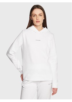 Calvin Klein Bluza Micro Logo Essential K20K205452 Biały Regular Fit ze sklepu MODIVO w kategorii Bluzy damskie - zdjęcie 181202067
