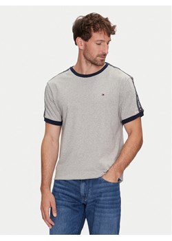 Tommy Hilfiger T-Shirt UM0UM00562 Szary Regular Fit ze sklepu MODIVO w kategorii T-shirty męskie - zdjęcie 181202588