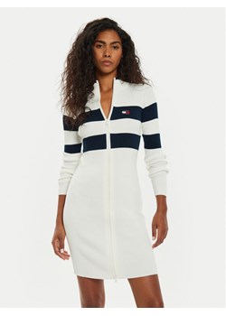 Tommy Jeans Sukienka dzianinowa Tjw Rwb Badge DW0DW18720 Écru Slim Fit ze sklepu MODIVO w kategorii Sukienki - zdjęcie 181203025
