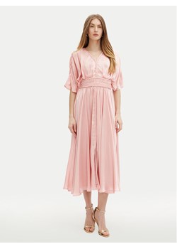 Guess Sukienka wieczorowa W5PK1O WHHF0 Różowy Regular Fit ze sklepu MODIVO w kategorii Sukienki - zdjęcie 181203518