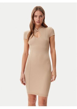 Guess Sukienka dzianinowa W5GK46 Z3L10 Brązowy Slim Fit ze sklepu MODIVO w kategorii Sukienki - zdjęcie 181203528