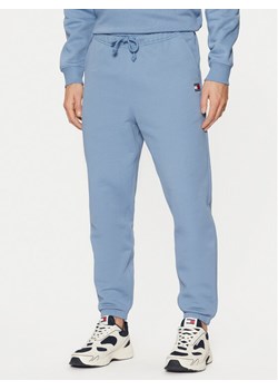 Tommy Jeans Spodnie dresowe Badge DM0DM20276 Niebieski Regular Fit ze sklepu MODIVO w kategorii Spodnie męskie - zdjęcie 181203568