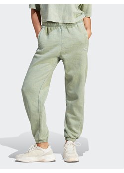 adidas Spodnie dresowe ALL SZN Fleece Washed IL3272 Zielony Loose Fit ze sklepu MODIVO w kategorii Spodnie damskie - zdjęcie 181203869