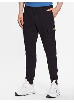EA7 Emporio Armani Spodnie dresowe 8NPP59 PJ05Z 0208 Czarny Regular Fit ze sklepu MODIVO w kategorii Spodnie męskie - zdjęcie 181203975