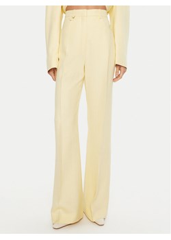 JACQUEMUS Spodnie materiałowe 24E241PA003 Żółty Regular Fit ze sklepu MODIVO w kategorii Spodnie damskie - zdjęcie 181204169