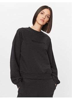 Woolrich Bluza Logo CFWWSW0115FRUT3164 Czarny Relaxed Fit ze sklepu MODIVO w kategorii Bluzy damskie - zdjęcie 181204316