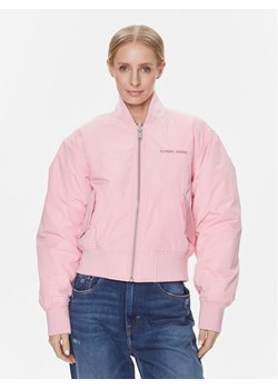 Tommy Jeans Kurtka bomber Classics DW0DW17240 Różowy Regular Fit ze sklepu MODIVO w kategorii Kurtki damskie - zdjęcie 181204436