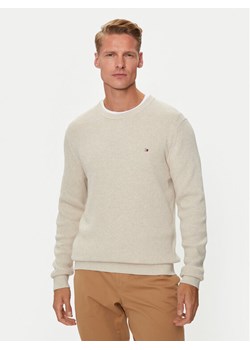 Tommy Hilfiger Sweter MW0MW35470 Beżowy Regular Fit ze sklepu MODIVO w kategorii Swetry męskie - zdjęcie 181204879