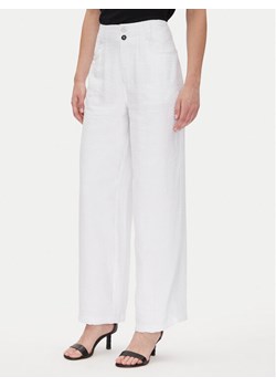 DKNY Spodnie materiałowe P41KTR48 Biały Loose Fit ze sklepu MODIVO w kategorii Spodnie damskie - zdjęcie 181204929