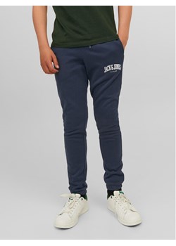 Jack&Jones Junior Spodnie dresowe 12237403 Granatowy Slim Fit ze sklepu MODIVO w kategorii Spodnie chłopięce - zdjęcie 181204989