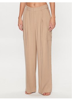 DKNY Spodnie materiałowe P3BKTR20 Beżowy Relaxed Fit ze sklepu MODIVO w kategorii Spodnie damskie - zdjęcie 181205208
