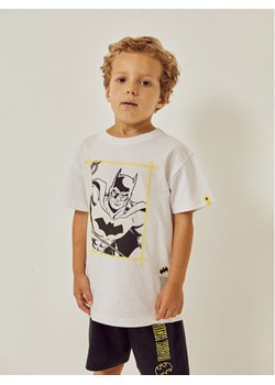 Zippy Komplet t-shirt i spodenki Batman ZKBAP0602 23001 Biały Regular Fit ze sklepu MODIVO w kategorii Komplety chłopięce - zdjęcie 181205577