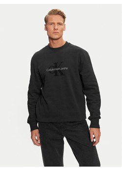 Calvin Klein Jeans Bluza Chenille J30J326144 Czarny Regular Fit ze sklepu MODIVO w kategorii Bluzy męskie - zdjęcie 181206145