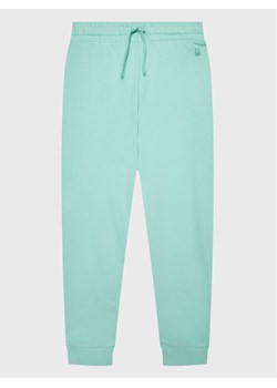 United Colors Of Benetton Spodnie dresowe 3J68CF02H Zielony Regular Fit ze sklepu MODIVO w kategorii Spodnie chłopięce - zdjęcie 181207275