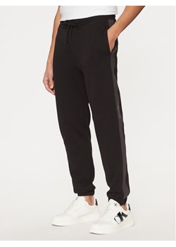 Calvin Klein Jeans Spodnie dresowe J30J327243 Czarny Regular Fit - id: 0000304668449 - marki Calvin Klein - 181207319 Calvin Klein Jeans Spodnie dresowe J30J327243 Czarny Regular Fit ze sklepu MODIVO w kategorii Spodnie męskie - zdjęcie 181207319